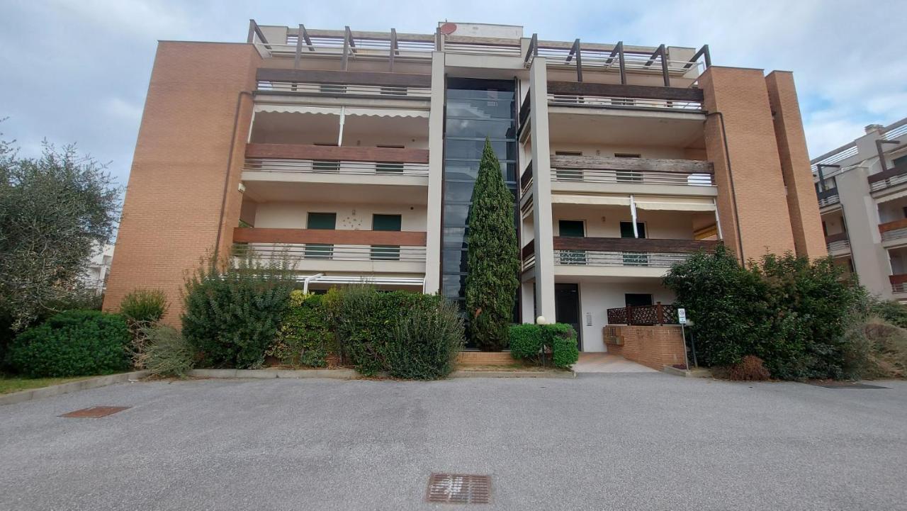Appartamento Santa Costanza Con Piscina San Vincenzo Luaran gambar